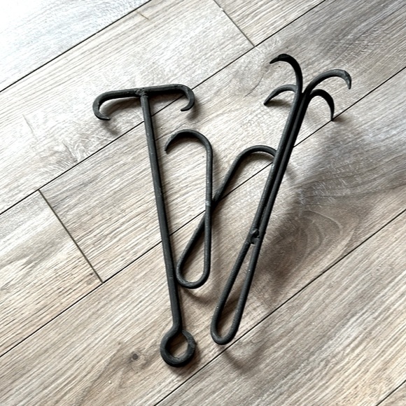 WROUGHT IRON HOOKS (LOT OF THREE) WITH BRASS CARABINER - Picture 3 of 9